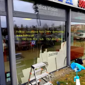 Zrywanie folii okiennych z witryn, usuwanie folii