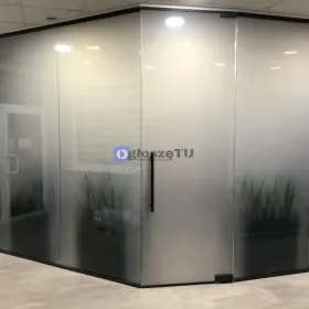 Witam serdecznie, Ścianki szklane z folią intelige